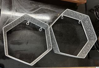 Estanterías hexagonales de metal plateado