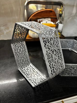 Estanterías hexagonales de metal plateado