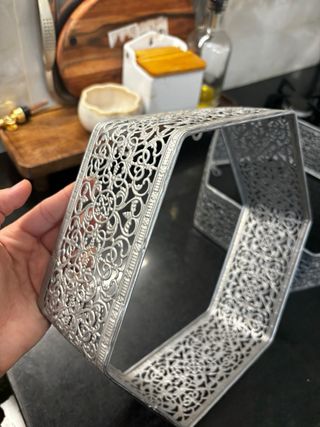 Estanterías hexagonales de metal plateado