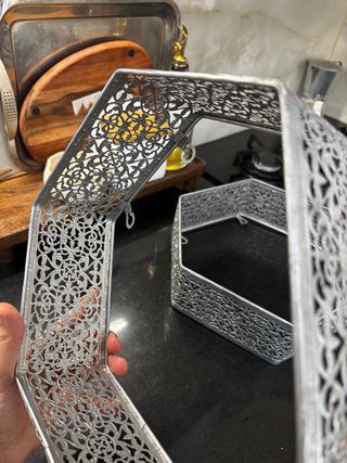 Estanterías hexagonales de metal plateado