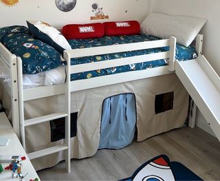 Cama alta infantil con tobogán y tienda
