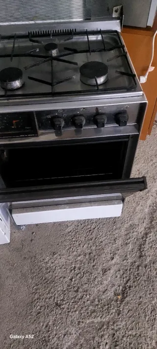 Cocina de gas negra y plateada