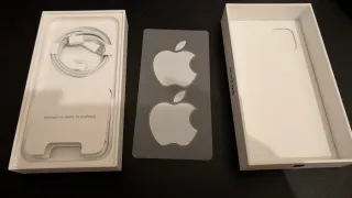 Caja con cable iPhone 11