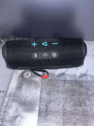 Altavoz JBL Negro y Morado