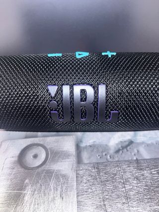 Altavoz JBL Negro y Morado