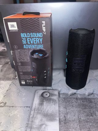 Altavoz JBL Negro y Morado