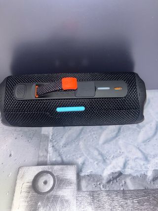 Altavoz JBL Negro y Morado