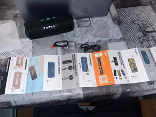 Altavoz JBL Negro y Morado