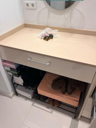 Mueble de baño beige y marrón