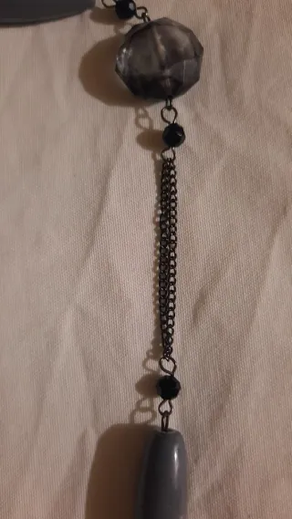 Collar largo con cuentas grises y plateadas