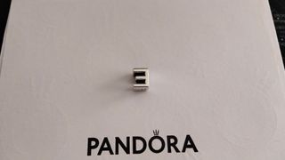 Charm Letra E Pandora Plata