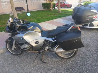 Se vende motocicleta bmw r 1200 st, buen estado.