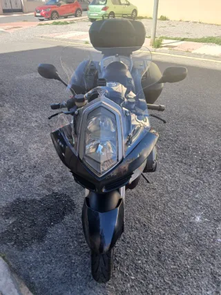 Se vende motocicleta bmw r 1200 st, buen estado.