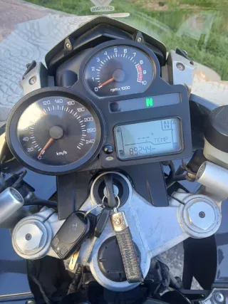 Se vende motocicleta bmw r 1200 st, buen estado.