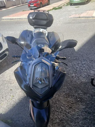 Se vende motocicleta bmw r 1200 st, buen estado.