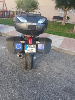 Se vende motocicleta bmw r 1200 st, buen estado.