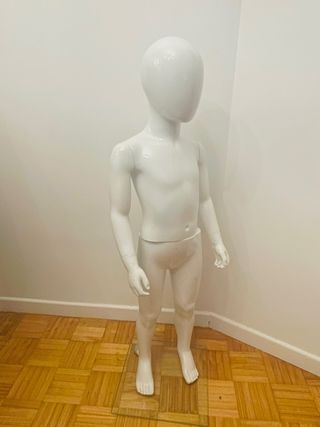 Maniquí infantil con base de cristal
