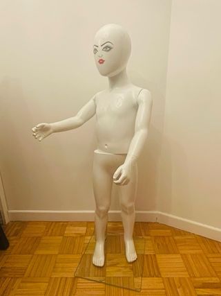 Maniquí infantil con base de cristal