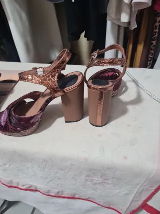 Sandalias Gios Eppo plataforma negras y rosas