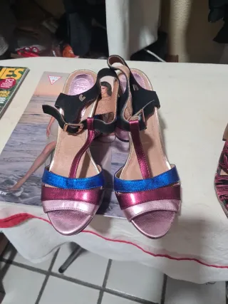 Sandalias Gios Eppo plataforma negras y rosas