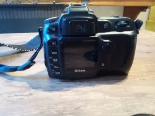 Cámara Nikon DSLR con accesorios