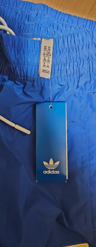 Pantalón corto Adidas azul y dorado