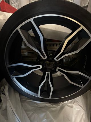 Llantas de aleación negras y plateadas