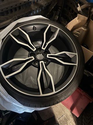 Llantas de aleación negras y plateadas