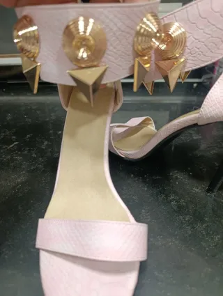 Sandalias de fiesta doradas y rosas