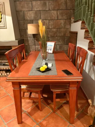 Mesa de comedor maciza. Extensible