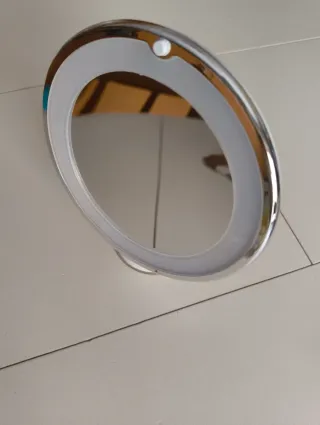 Espejo de aumento plateado y blanco