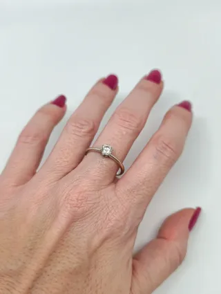 Anillo de oro 18k con diamante