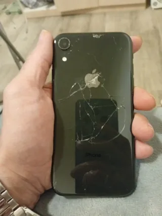 iPhone XR nero con urto sul retro