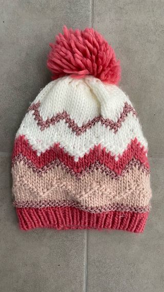 Gorro de lana para niña con pompón
