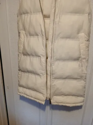 Chaleco plumífero largo con capucha