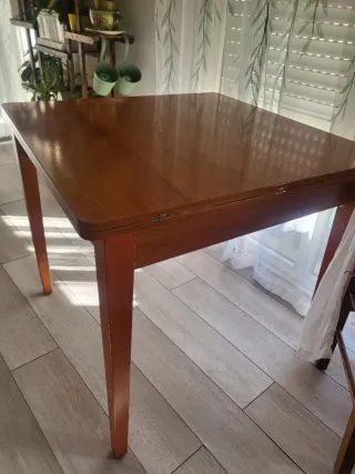 Tavolo da cucina in legno marrone