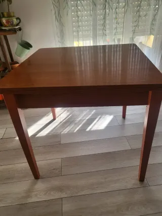 Tavolo da cucina in legno marrone