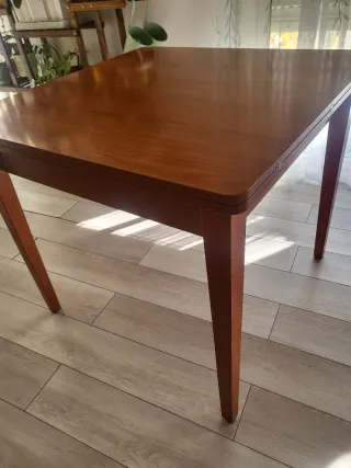 Tavolo da cucina in legno marrone