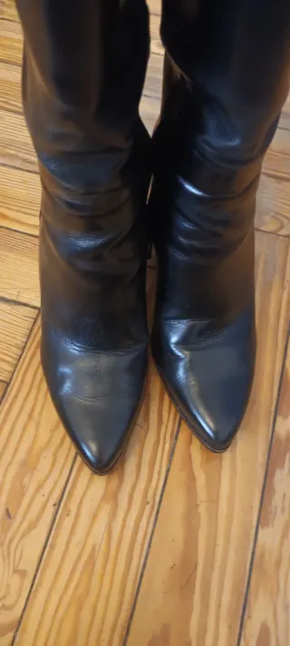Botas altas de piel negras