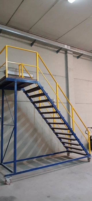 Escaleras metálicas con barandilla