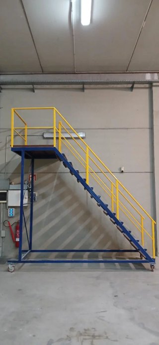 Escaleras metálicas con barandilla