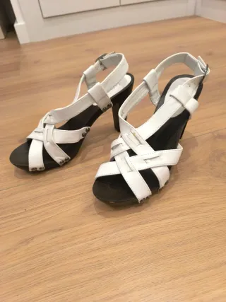 Sandalias blancas tacón madera