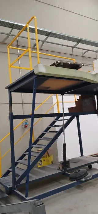 Escaleras metálicas con plataforma