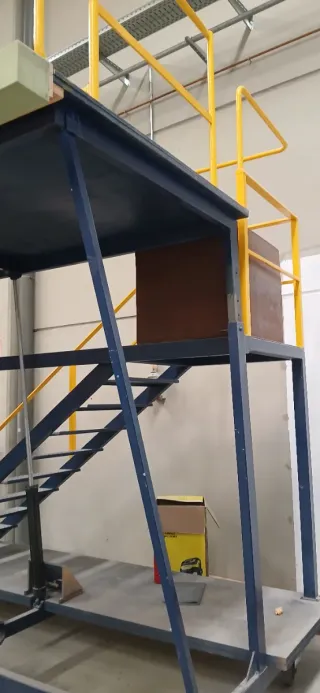 Escaleras metálicas con plataforma