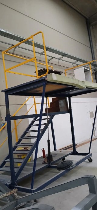 Escaleras metálicas con plataforma