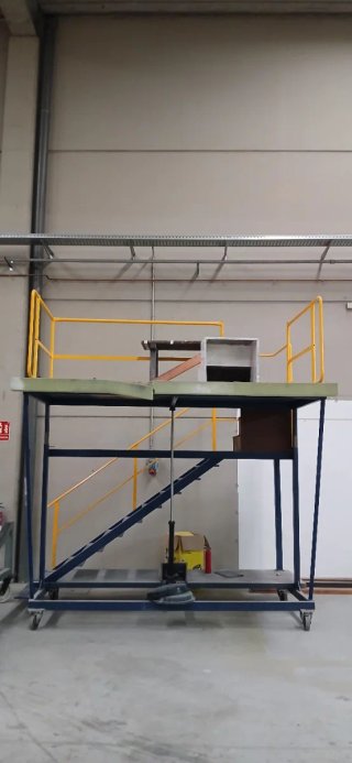 Escaleras metálicas con plataforma