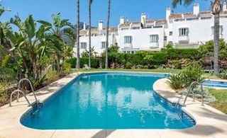 Casa adosada en alquiler en Playa de la Fontanilla en Marbella