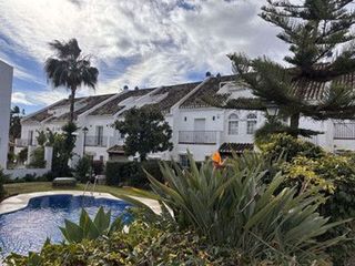 Casa adosada en alquiler en Playa de la Fontanilla en Marbella