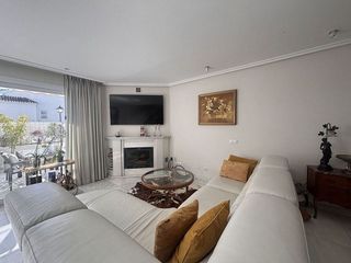 Casa adosada en alquiler en Playa de la Fontanilla en Marbella