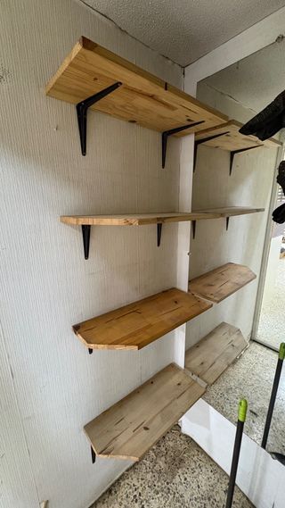 8 Scaffali in Legno con Supporti Neri